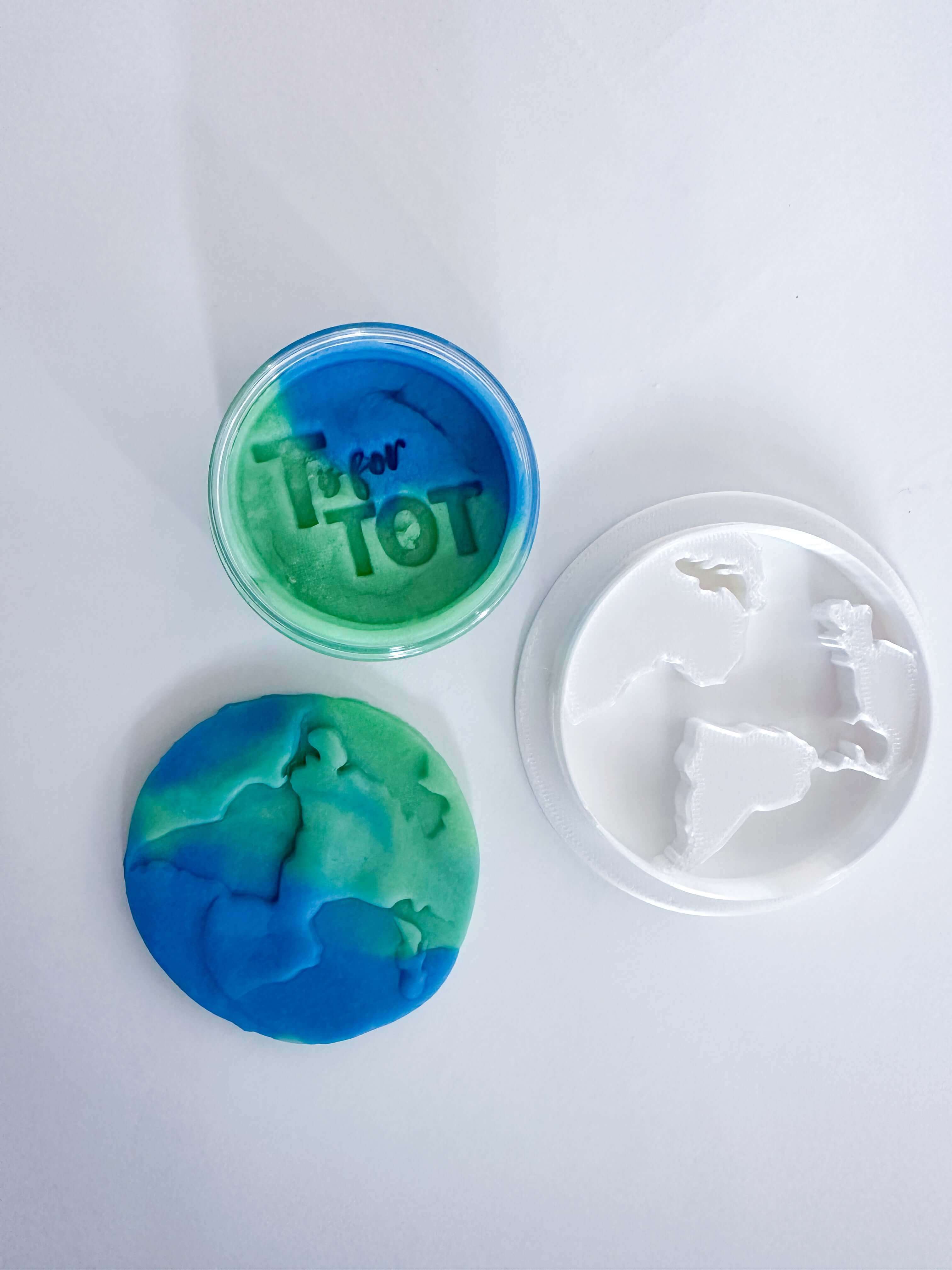 Play and learn Around the World kit for children. Comes with